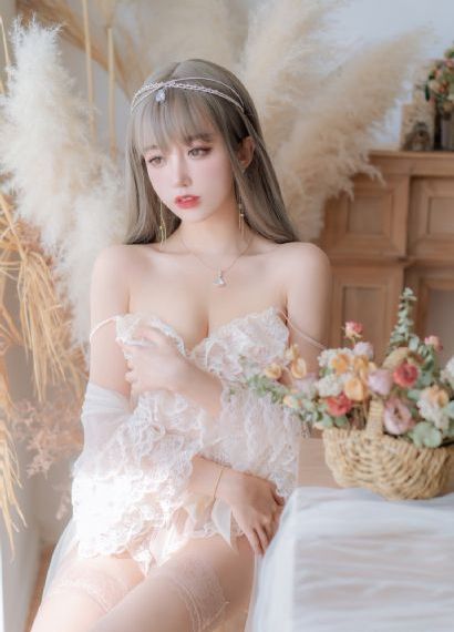 丰满的秘书年轻胸大的秘书